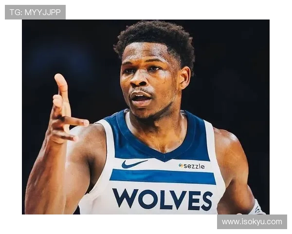 万分里程碑之夜爱德华兹赛后收获比赛用球致敬成长见证巅峰时刻 万分里程碑之夜爱德华兹赛后收获比赛用球致敬成长见证巅峰时刻